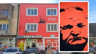 Ko nas to gleda sa zgrade u Odžacima? Dobro poznat lik i crvena fasada
