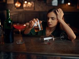 Pijana devojka kafić kafana klub