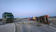 Sudar dva kamiona kod Bora, povređeno više osoba: Vozila uništena, točkovi otpali od siline udarca
