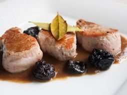 svinjski file, file sa suvim šljivama, svinsjki file sa šljivama