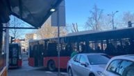 Gradski autobus zakucao se u automobil kod Vukovog spomenika, stvara se gužva