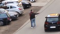Muškarac nasrnuo na čoveka u centru Beograda! Devojka u suzama vrišti: "Ostavi ga na miru"
