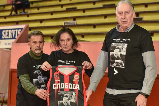 Saša Turović se na meču Slobode oprostio od sina Stefana Saša Turović se na meču Slobode oprostio od sina Stefana