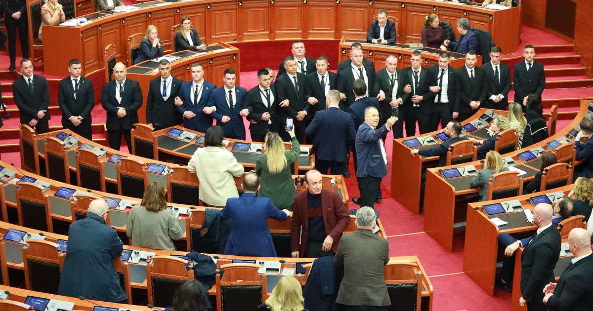 Haos u parlamentu: Poslanik opozicije u Tirani blokirao rad Skupštine na više od dva sata