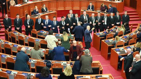 Albanija Tirana poslanici opozicije blokirali su sednicu sednica parlamenta