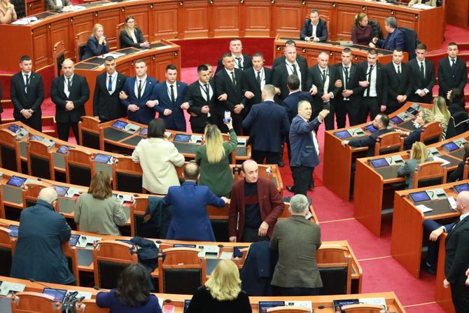 Albanija Tirana poslanici opozicije blokirali su sednicu sednica parlamenta Albanija Tirana poslanici opozicije blokirali su sednicu sednica parlamenta