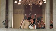 Predsednik Salvadora sočnim poljupcem proslavio pobedu: Bukele na terasi palate uživao sa suprugom
