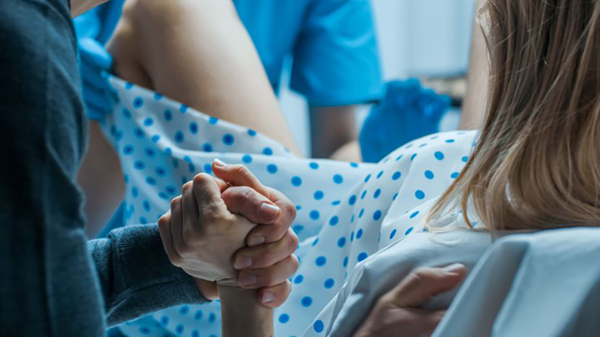 Devojčicu (12) zaboleo stomak, doktor se šokirao kada je shvatio da se porađa: OTKRIĆE OCA BEBE ZGROZILO SVE!