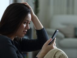 tužna devojka telefonira plače suze