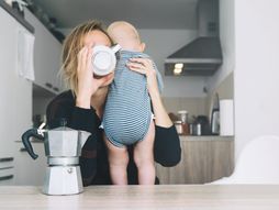 beba, porodilja, mama i beba, mama, pijenje kafe