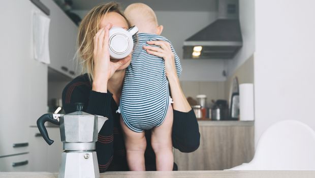 beba, porodilja, mama i beba, mama, pijenje kafe