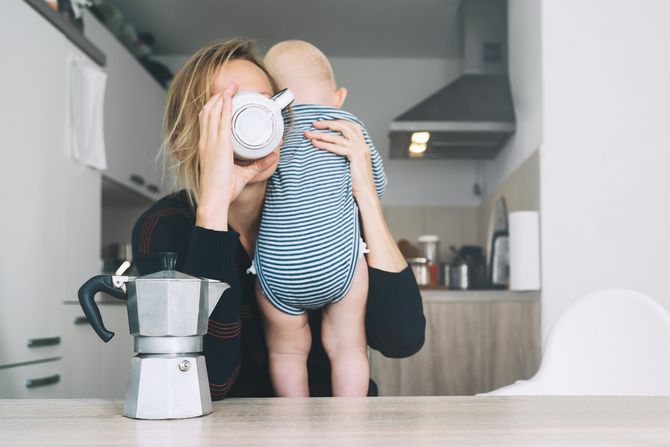 beba, porodilja, mama i beba, mama, pijenje kafe