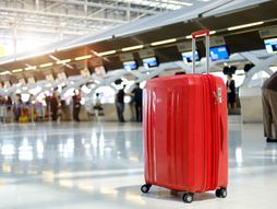 Crveni kofer aerodrom putovanja