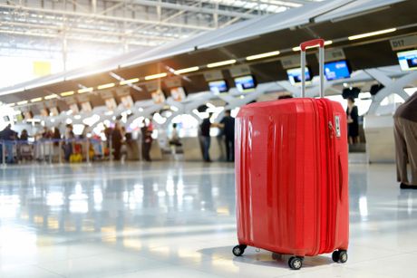 Crveni kofer aerodrom putovanja