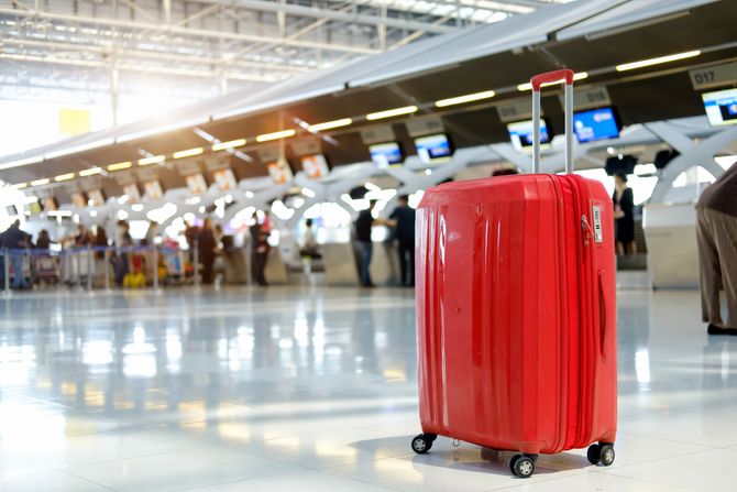 Crveni kofer aerodrom putovanja Crveni kofer aerodrom putovanja