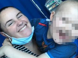 Harvey i majka Sallie James