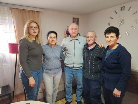 Zlatan Arsić sa porodicom i predsednicom PO Kosovske Kamenice