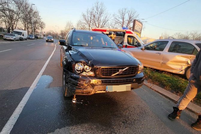 Saobraćaj nesreća sudar slupan automobil Volvo