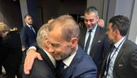 Srdačan susret Džajića i Čeferina: Predsednik FSS-a imao i specijalan poklon, a pomogao mu je i Luis Figo