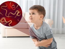 Parazitske gliste, deca, dečak, bol u stomaku
