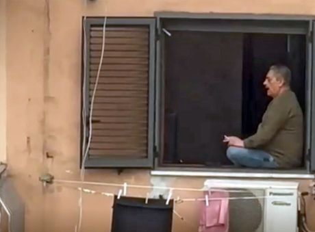 Napulj, muškarac puca sa balkona u San Giovanni a Teduccio