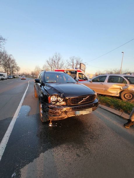 Saobraćaj nesreća sudar slupan automobil Volvo