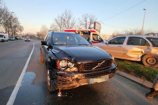 Saobraćaj nesreća sudar slupan automobil Volvo