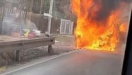 Strašan požar na vozilu kod Umke: Plamen nemilosrdno guta kombi