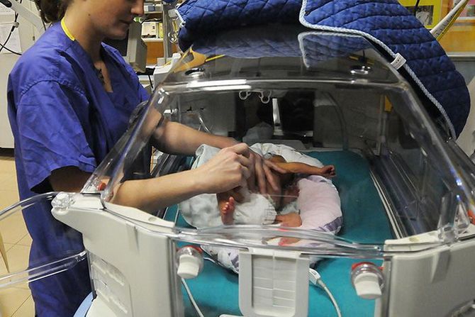 inkubator, bolnica, porodilište, prevremeno rođena beba rođene bebe, medicinska sestra babica inkubator, bolnica, porodilište, prevremeno rođena beba rođene bebe, medicinska sestra babica