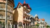Ovo selo nazivaju "Romski Monako": Krase ga neverovatne palate sa simbolima dolara i Mercedesa
