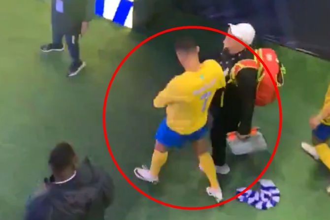 Kristijano Ronaldo trlja dres o "nezgodno mesto" i baca ga nazad na tribine