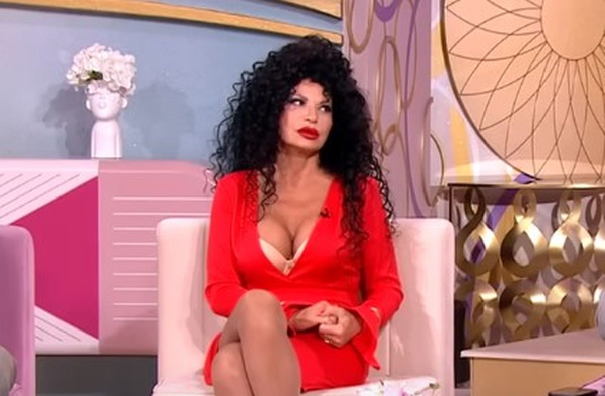 Glumica raspametila muškarce vrelim izdanjem: Zavaljena u stolicu, raskopčala sako, a ispod - čipkani brus