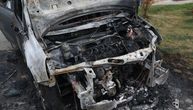 Prve slike zapaljenog automobila na Voždovcu: Ovo ni otpadu ne treba