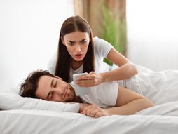 Spijuniranje, ljubav, nepovrenje