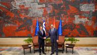 Vucic welcomes Mitsotakis in front of Palace of Serbia