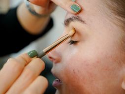 Nina me šminka, šminkanje