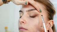 Pet trikova profesionalnih šminkera za spuštene kapke: Kako vizuelno podići pogled kod kuće