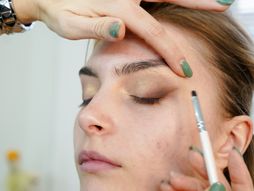 Nina me šminka, šminkanje