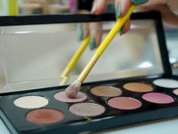 Nina me šminka, šminkanje