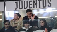 Vlahović više ne krije devojku od javnosti: Atraktivna crnka mu pravila društvo na stadionu Juventusa