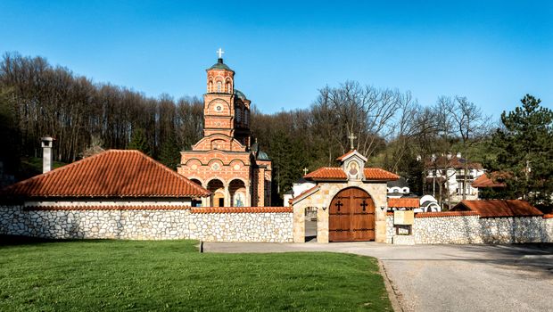 Manastir Đunis, Srbija