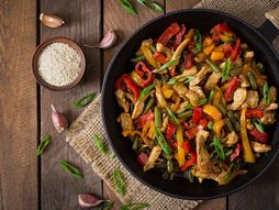 kineska hrana, piletina sa povrćem, wok, vok