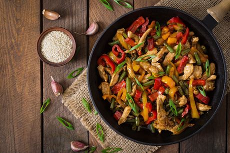 kineska hrana, piletina sa povrćem, wok, vok