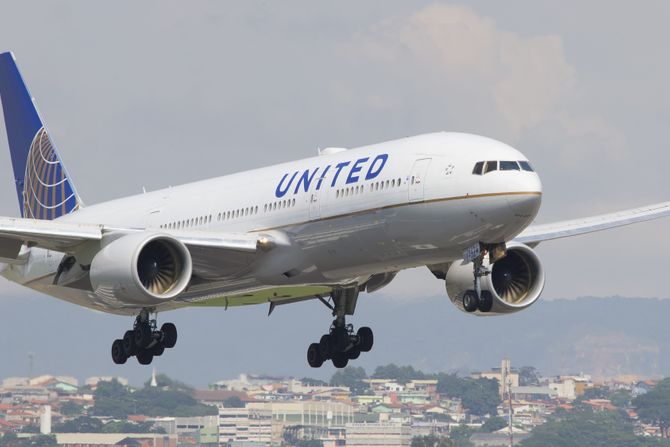 United Airlines Boeing 777-200