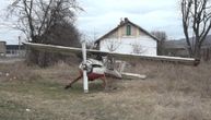 Avion 30 godina stoji na istom mestu u srpskom selu: U njemu se vozili mladenci, a sada se čuje samo škripa