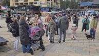 Neverovatne slike sa Zlatibora: Pun kao šibica, na sto u kafiću se čeka u redu, zna se gde je kolona otišla