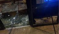 Prvi snimak tuče u Obrenovcu: Brutalno šutira mladića koji pada pod sto