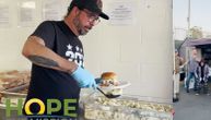 Volontirao više od 24 sata: Dejv Grol tokom Superboul vikenda pravio hranu za beskućnike