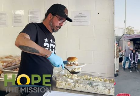 Dave Grohl, roštilj za beskućnike