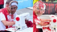 Stavio masku Federera, seo za šiveću mašinu u centru Ciriha i "krvave glave" mu poslao brutalnu poruku